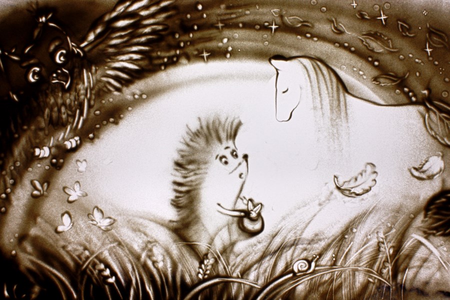 Сказки с песочной анимацией. Рисунки песком на стекле. Ежик в тумане лошадь. Лошадка Ежик в тумане.